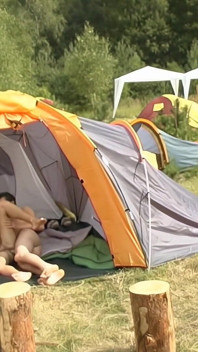 Dans la tente, il goûta pour la première fois le géant de Mark.