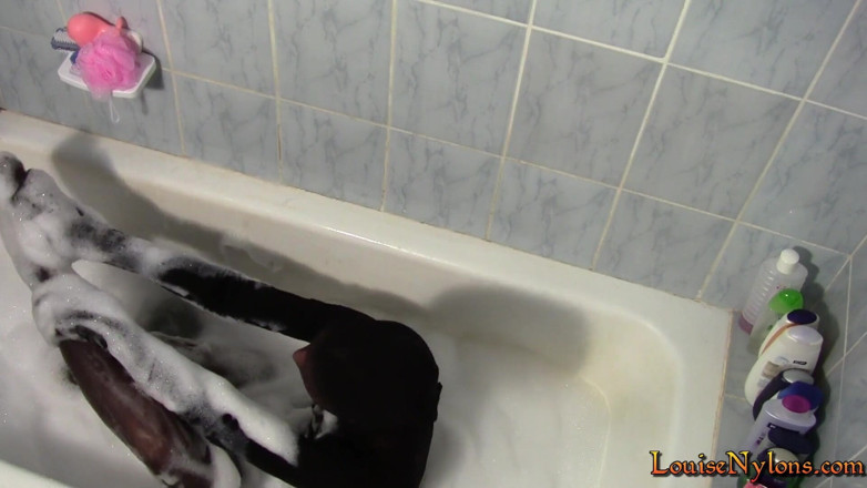 Louise Nylons: Louise sexy, totalmente encerrada en pantimedias bañándose