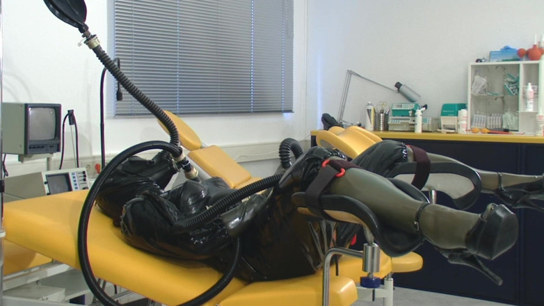 Rubber & Clinic Studio - 1ATOYS: Dziwaczna gumowa masturbacja z sikaczem