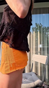 baalakni par hot lanbi tangon vaali seksi sundri apni skart ke niche apni painti chamkaati hai phir tang choot dikhaane ke lie andarviyar utaarti hai