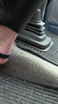 Nicol Pedal bombeando velho Vw Multivan - salto alto para revving descalça (resolução 4k)