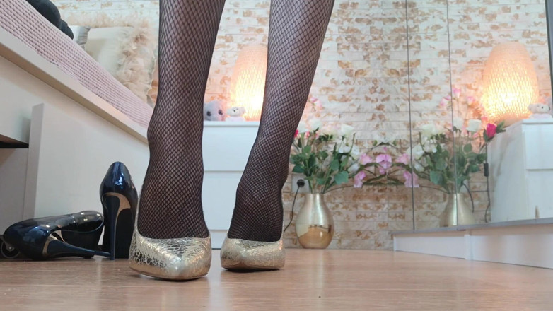Erotic Tanya: Addicted to my shoes