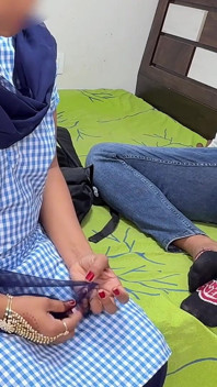 Komal öğretmenin altında bir istiyor