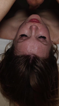 La belle blonde Milka Way taille une pipe baveuse et se fait éjaculer dans la bouche
