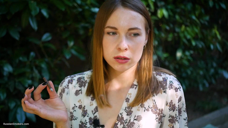Russian Smokers: Evgeniya güçlü sigara içiyor