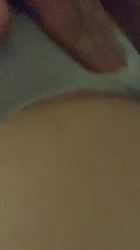 大美妞抚摸我的肥硕阴户，把我的内裤扔了