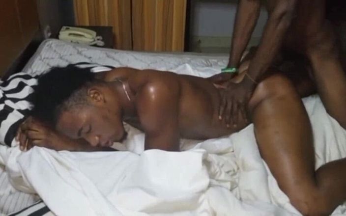 Sweetass132: Genç ve büyük siyah yarakla yetenekli beni sikiyor