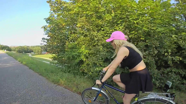 TV_Helena: Bugil di tempat umum sambil bersepeda!! Gadis transeksual ini nggak...
