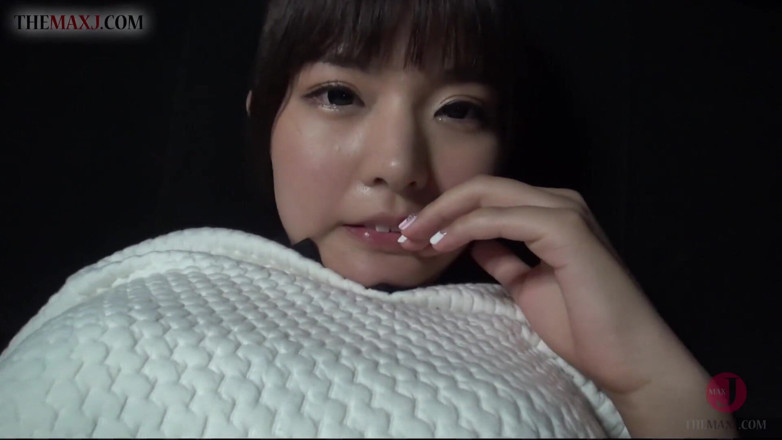 Asian happy ending: Cute Asian chick pleasuring in the car with her sex...