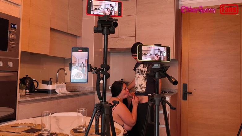 Riderqueen: ファン向けのビデオ - 継息子が継母を訪ねてキッチンに来る