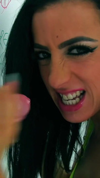 Aventura de mamada en el gloryhole para la zorra escocesa tetona que termina en un lechazo desordenado