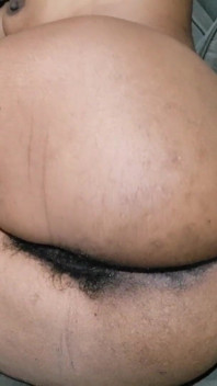 보지에 섹스머신을 사용하는 엉덩이 소녀 5분