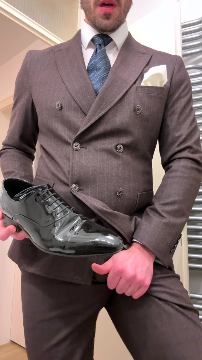 Master Shiny Shoes: Uomo d'affari in giacca e cravatta si masturba sulle sue...