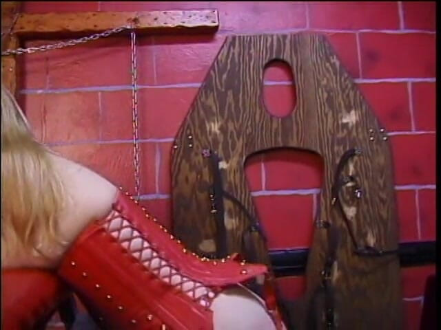 Dark Dungeon Secrets: Loira com peitos enormes machucados é provocada por temptresses femininas em...