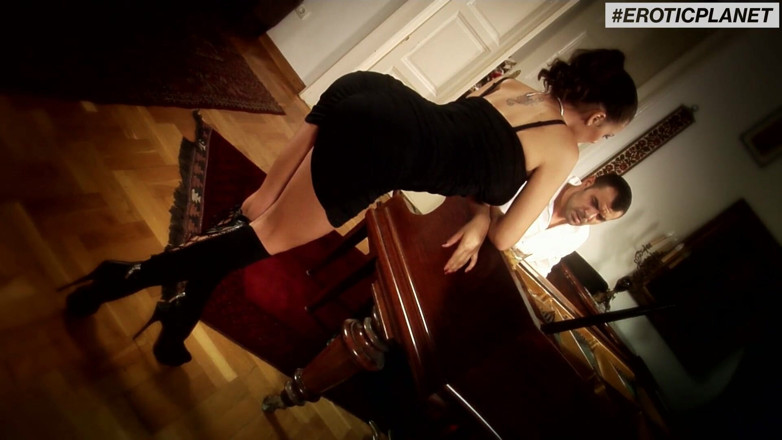 German Porn: Ateşli esmer piyanisti sikiyor
