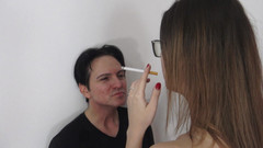 Femdom Austria: Coking posacenere mano sopra la bocca!