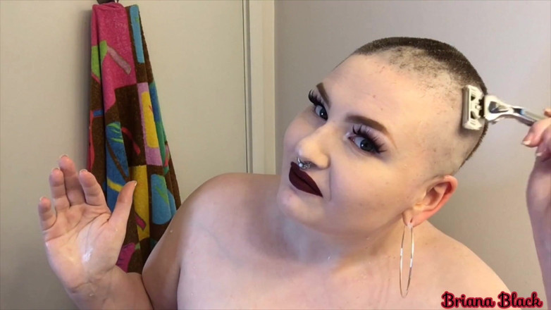 Briana Black: Rasatura della testa liscia personalizzata