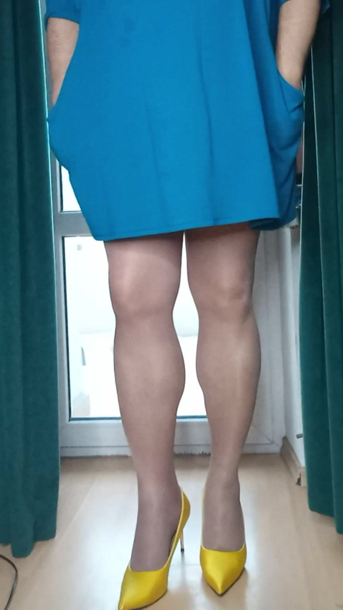 Nattalie Trans: Miniklänning och höga klackar
