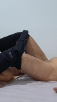 热辣的继女给她的继父吹箫直到他高潮。
