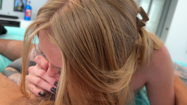 Teddy Tarantino: 小柄な20歳のテイラー・レイがテディ・タランティーノのチンコに乗る