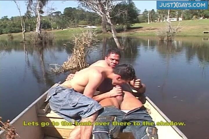 Just X Gays bareback: 湖の上でお尻に硬いコック、誰が望んでいるのか?