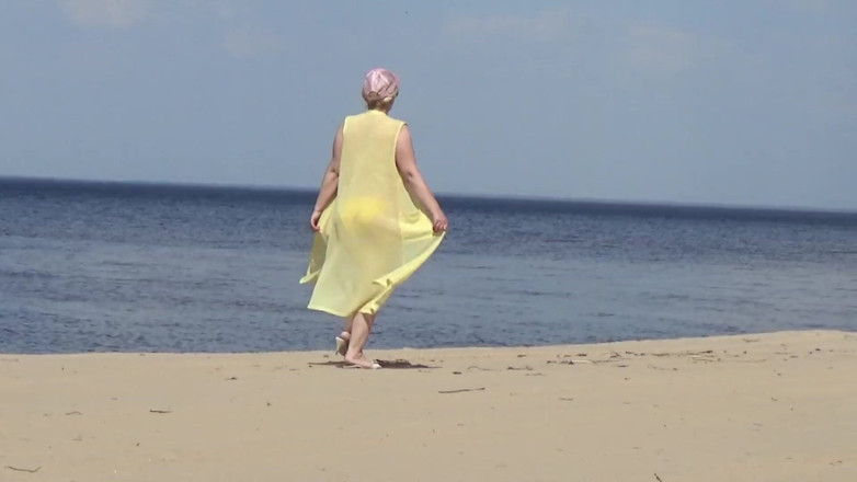 RedRoseRus: Soczysta kobieta spaceruje nago po plaży