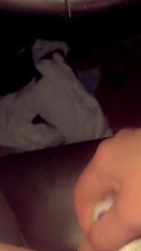 Sesiune de masturbare solo în mașină feminină: mamă sexy singură și excitată Kali Reign misses pula tatălui în pizda ei umedă înmuiată