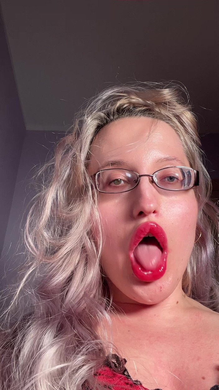 FinDom Goaldigger: Büyük dudaklı uzun dil ruj dudak parlatıcı edepsizce konuşuyor