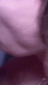 La troia farah dai grossi seni succhia un cazzo enorme nel gloryhole