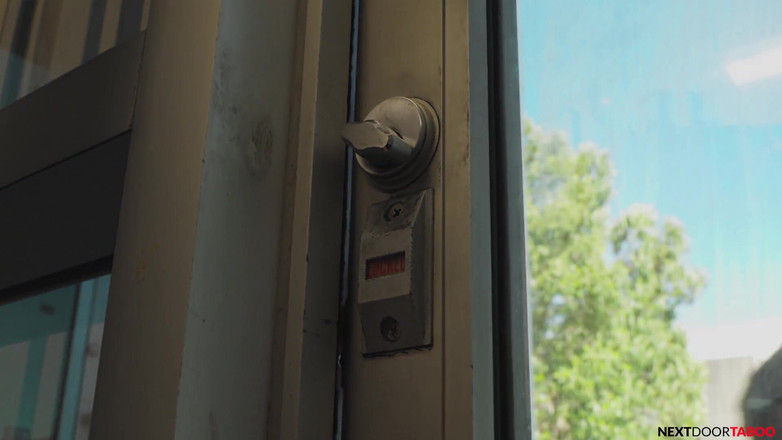 Next Door Studios: Nextdoorstudios bloccato con il patrigno