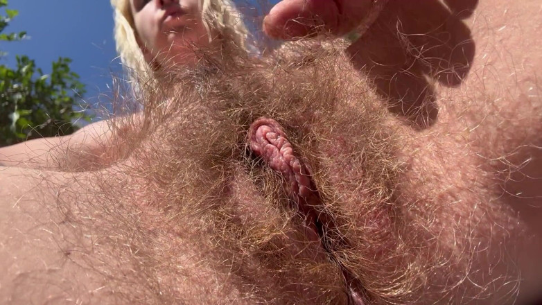 Cuteblonde666: Оголена засмагає на вулиці і показує мою волохату пизду