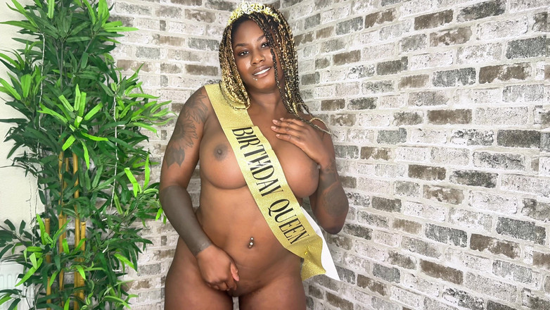 Xeinna Rose: 他想念我的生日 - 所以我给了自己一份礼物