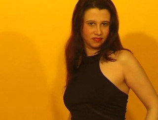 Flash Model Amateurs: La meravigliosa ragazza mora in uno spettacolo sensuale di spogliarello