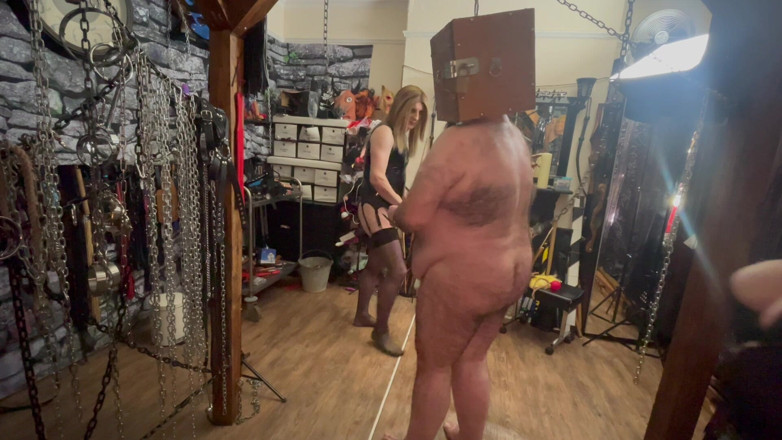 Aaexperinces trans: Partie 1 : Domina Satana et Maîtresse Carrie prennent un esclave pour...