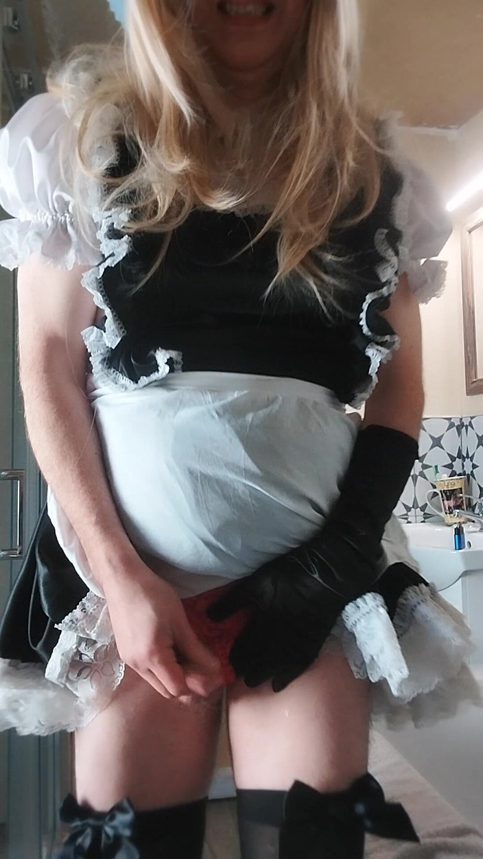 Cindy Belfast: 淫荡的娘娘腔女仆在值班