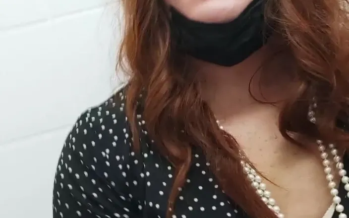 Joana Love: Toilet masturbation ! For fans only