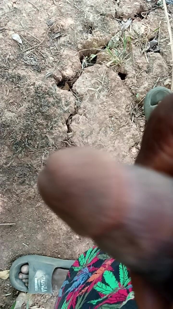 Kpekus arena: Afrykański chłopak masturbuje się w krzaku