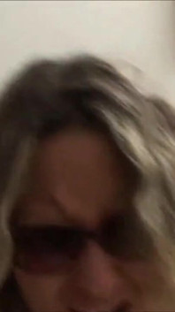 Semental cachondo se folla a una dama madura y se corre en sus tetas