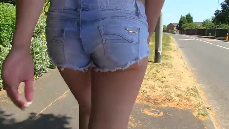 German amateur - 100% German hardcore videos: Impresionante rubia meando sus bragas al aire libre