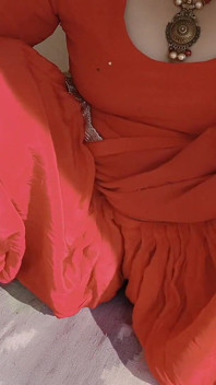 Pandžábská bhabhi si natřela hřebíek na střechu