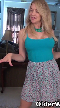 アメリカのMILFエヴァ・グリフィンが蝶の陰唇を広げる