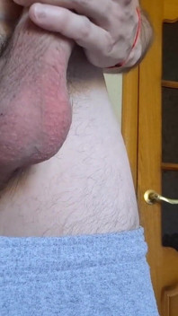 Rošťákový chlapec si honí ptáka