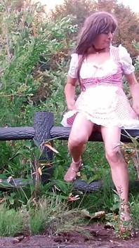 Striptease cu servitoarea excitată Pai-chan în parcare