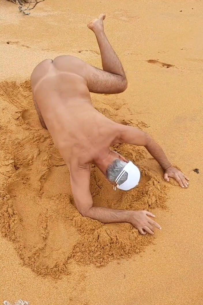 Ladysilvas: Ladysilva nuda in spiaggia mostra il suo culo abbronzato con...