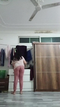 Ela esfrega creme corporal