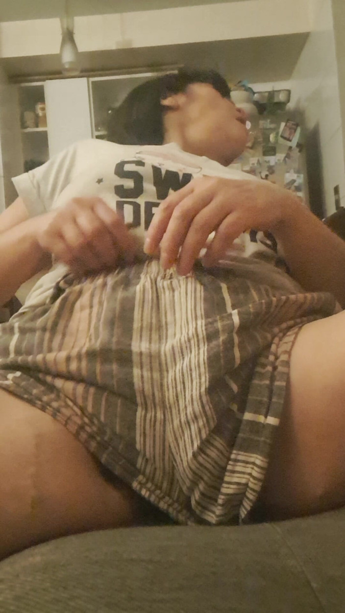 Mommy big hairy pussy: สาว MILF วัยผู้ใหญ่ในกางเกงขาสั้น แสดงความประหลาดใจ