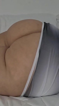 私の友人の継母のセクシーなお尻