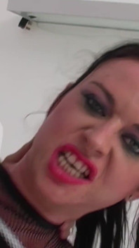 Curva flămândă de pulă Elizabeth Lawrence călărește armăsatorii ei cu pulă mare albă, Bals Deep și ia sperma lui peste fața ei sexy