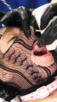 Kika & Ziliam lesbo BDSM: 복종하는 돼지 인형처럼 키카를 따먹는 Ziliam.