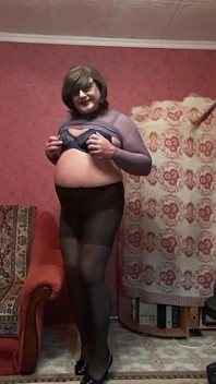 Sissy Irene zieht ihre Strumpfhose aus und streichelt sich selbst